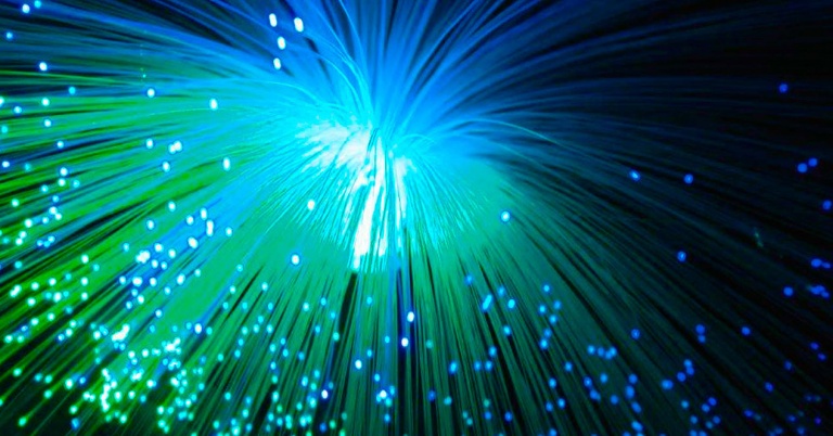 Nuevo récord de velocidad de fibra óptica: 661 Tbps en un sólo hilo