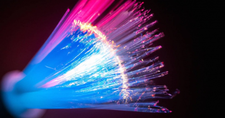 Cómo la fibra óptica impulsa la velocidad y rendimiento del 5G