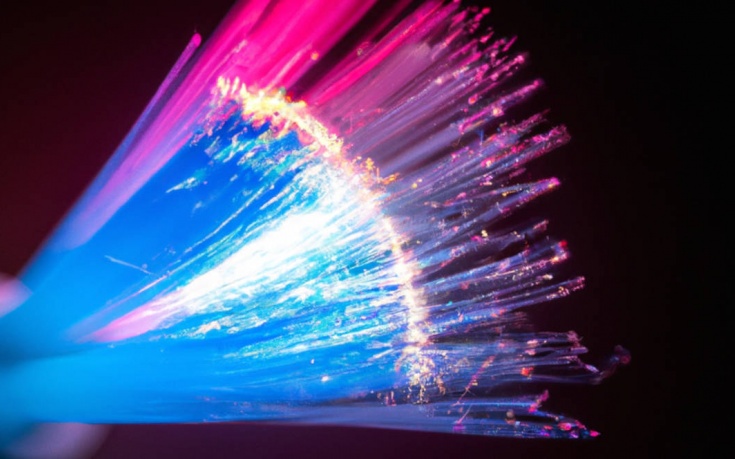 Cómo la fibra óptica impulsa la velocidad y rendimiento del 5G